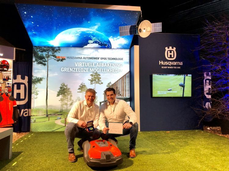 De Gouden Grasmaaier-prijs voor de Husqvarna Epos op de Groene Sector Vakbeurs 2020. Ook op de Tuin & Park Expo is de Epos van de partij. De Gouden Grasmaaier-prijs voor de Husqvarna Epos op de Groene Sector Vakbeurs 2020. Ook op de Tuin & Park Expo is de Epos van de partij.