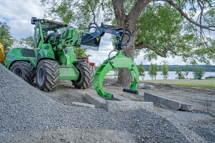 AVANT 860i met stenengrijper en hydraulische rotator. AVANT 860i met stenengrijper en hydraulische rotator.
