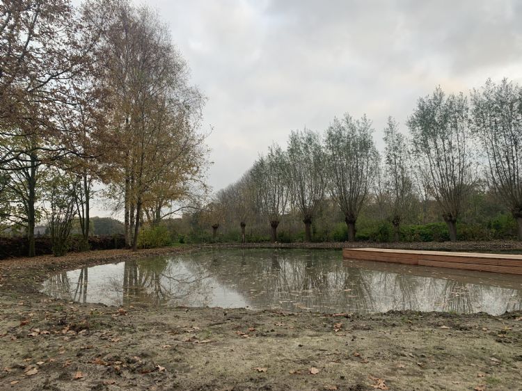 Foto van de vijver tijdens de aanleg Foto van de vijver tijdens de aanleg