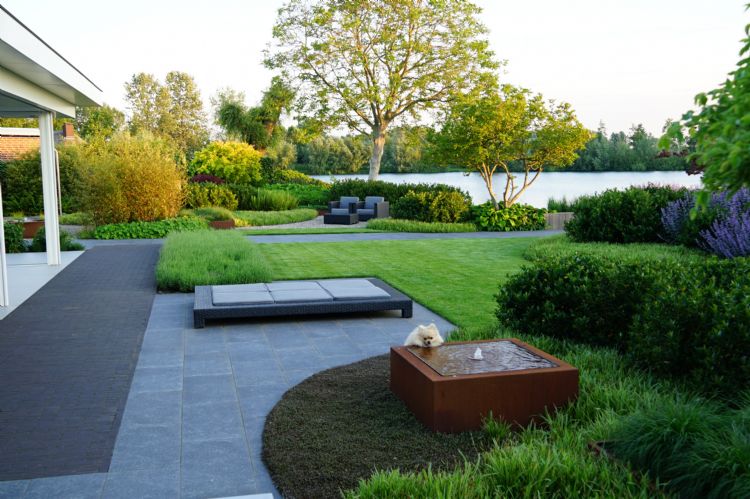 Aanleg tuin bij villa aan het water Aanleg tuin bij villa aan het water