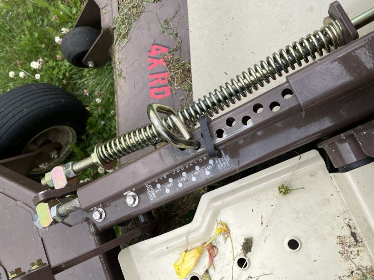 Hoogte-instelling: rechts even de vergrendelpen verzetten Hoogte-instelling: rechts even de vergrendelpen verzetten