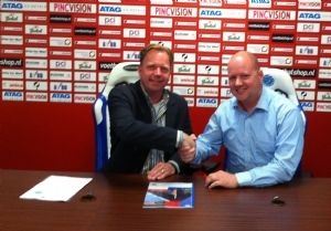 Op de foto de ondertekening van het contract tussen Mathijs Dam, financieel directeur van De Graafschap en Robert Marks van VB Projects.