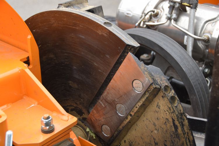 Het met twee riemen aangedreven open vliegwiel heeft twee messen. De ingefreesde ruimte achter de messen is groot. De houtsnippers ondervinden hierdoor weinig weerstand bij het wegblazen. Het met twee riemen aangedreven open vliegwiel heeft twee messen. De ingefreesde ruimte achter de messen is groot. De houtsnippers ondervinden hierdoor weinig weerstand bij het wegblazen.