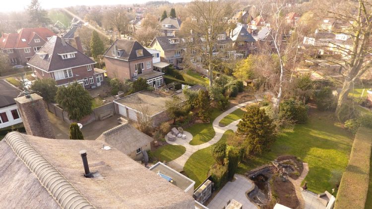 Beide bewoners kunnen de oprit voorwaarts op- en afrijden dankzij de vorm. Beide bewoners kunnen de oprit voorwaarts op- en afrijden dankzij de vorm.