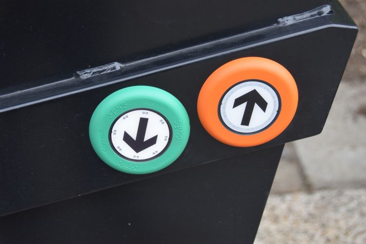 Deze buttons hoef je slechts aan te raken om de draairichting van invoerrollen te veranderen. Ze vriezen nooit vast tijdens een klus. Deze buttons hoef je slechts aan te raken om de draairichting van invoerrollen te veranderen. Ze vriezen nooit vast tijdens een klus.