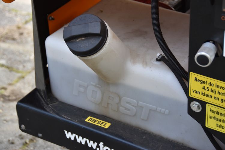 De doorzichtige en stevige brandstoftank. De toegankelijke vulpijp aan de zijkant heeft inwendig een groot vuilfilter. De doorzichtige en stevige brandstoftank. De toegankelijke vulpijp aan de zijkant heeft inwendig een groot vuilfilter.