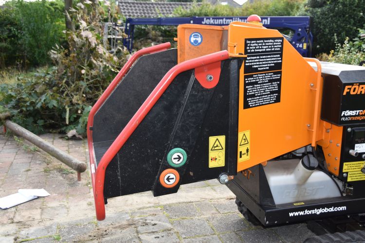 Na verwijdering is de degelijke invoertrechter hanteerbaar voor twee personen Na verwijdering is de degelijke invoertrechter hanteerbaar voor twee personen