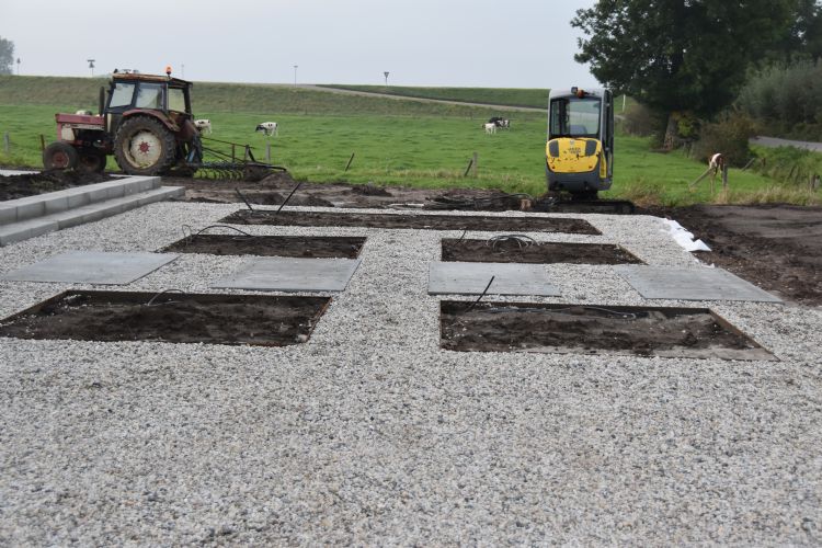 De aansluitingen voor druppelslangen liggen al klaar in de perken in een fraaie grindverharding. De aansluitingen voor druppelslangen liggen al klaar in de perken in een fraaie grindverharding.