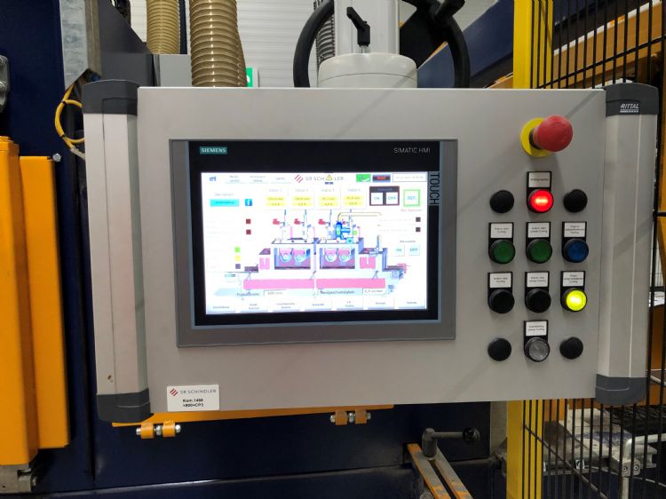 De nieuwe productielijn is voorzien van diverse bedieningspanelen. De nieuwe productielijn is voorzien van diverse bedieningspanelen.