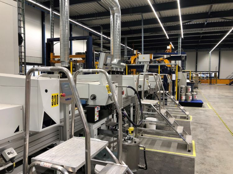 Tijdens het productieproces worden diverse coatings op de tegel aangebracht, waardoor hij goed bestand wordt tegen allerlei invloeden van buitenaf. Tijdens het productieproces worden diverse coatings op de tegel aangebracht, waardoor hij goed bestand wordt tegen allerlei invloeden van buitenaf.