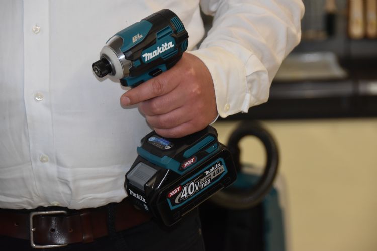 Accumachine werkend op het XGT-platvorm: voor het zware werk Accumachine werkend op het XGT-platvorm: voor het zware werk