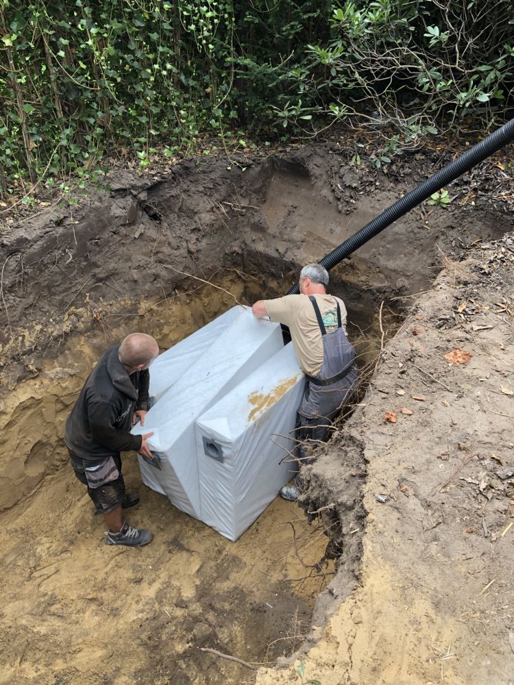 Aanleg infiltratievoorziening uitbouw. Aangelegde capaciteit: 4700 liter. Inhoud infiltratievoorziening: slechts 3060 liter! Aanleg infiltratievoorziening uitbouw. Aangelegde capaciteit: 4700 liter. Inhoud infiltratievoorziening: slechts 3060 liter!