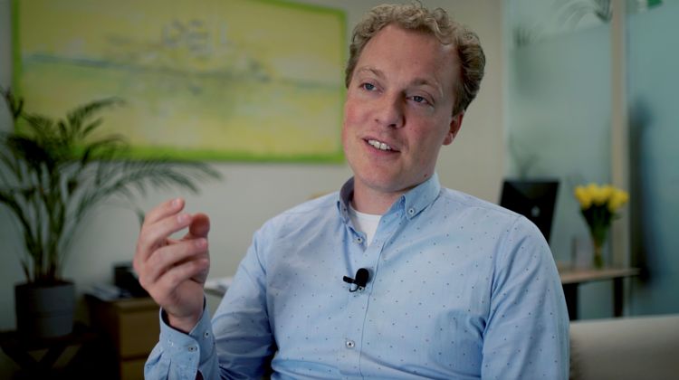 Job Hoefs: 'Na elke instructievideo volgen er enkele quizvragen.' Job Hoefs: 'Na elke instructievideo volgen er enkele quizvragen.'