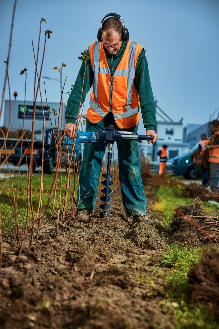 Dagelijks vijftienhonderd gaten boren van 100 mm voor de aanplant van struiken, vaste planten en bomen. Dagelijks vijftienhonderd gaten boren van 100 mm voor de aanplant van struiken, vaste planten en bomen.
