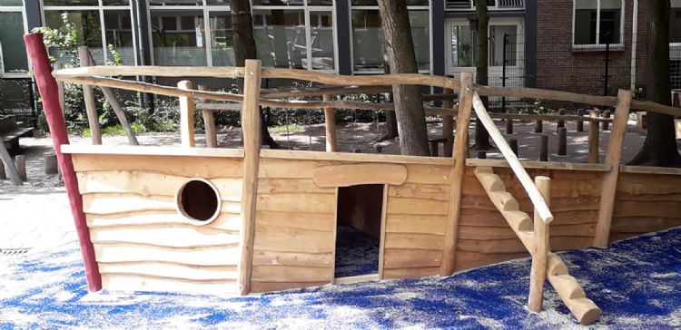 Robiniahouten speelschip Robiniahouten speelschip