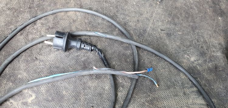 230 volt bij acculaders kent ook zijn gevaren. 230 volt bij acculaders kent ook zijn gevaren.