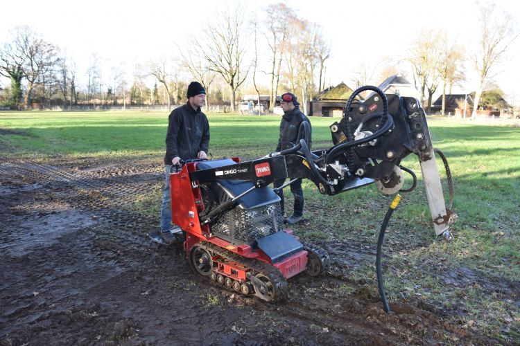 De trilploeg van de Toro Dingo TX 427 gaat tot 60 cm de grond in.
