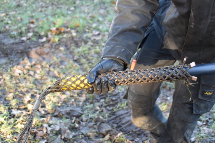 De stalen kous die de te trekken tyleenslang aan de kegel verbindt