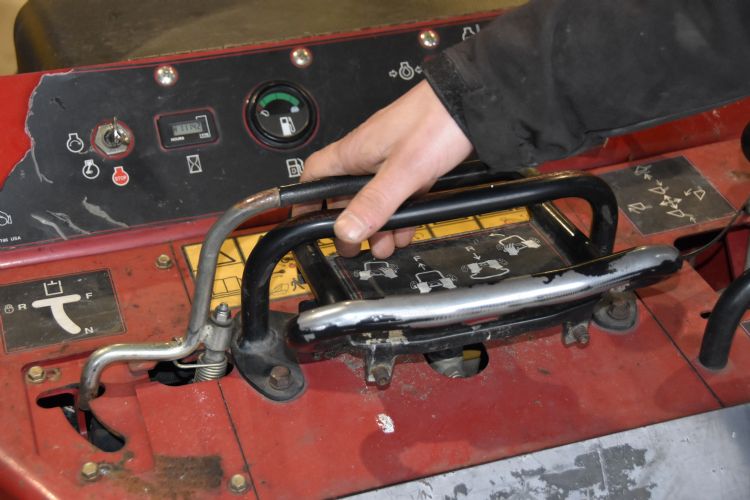 In werking zetten, sturen en versnellen kan met één hand.