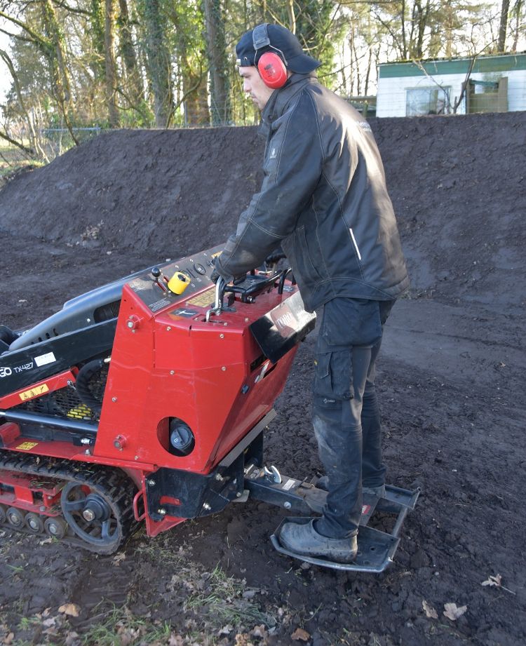 De inklapbare staplaats achter op de Toro Dingo TX 427
