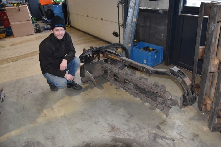 Pronk met de sleuvengraver/sleuvendichter die hij aan zijn beide Toro Dingo's kan aanbouwen Pronk met de sleuvengraver/sleuvendichter die hij aan zijn beide Toro Dingo's kan aanbouwen