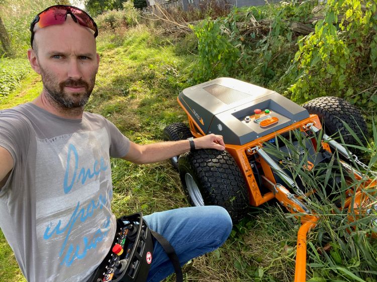 Dennis Maas van Vermiservice biedt een 100 procent elektrische maaiservice. Hij komt zelfs voorrijden met een Tesla en aanhanger. Elektrificatie en innovaties maken het groenvak volgens hem erg interessant voor de jongere generatie. Dennis Maas van Vermiservice biedt een 100 procent elektrische maaiservice. Hij komt zelfs voorrijden met een Tesla en aanhanger. Elektrificatie en innovaties maken het groenvak volgens hem erg interessant voor de jongere generatie.