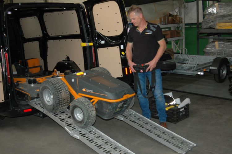 Met veel gemak laadt importeur Jan-Dirk van der Tol de elektrische werktuigdrager in zijn servicewagen. Met veel gemak laadt importeur Jan-Dirk van der Tol de elektrische werktuigdrager in zijn servicewagen.