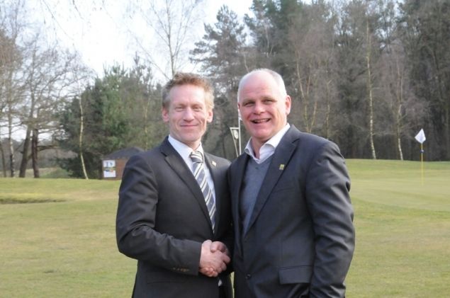 John van Hoesen draagt de voorzittershamer over aan Koert Donkers John van Hoesen draagt de voorzittershamer over aan Koert Donkers