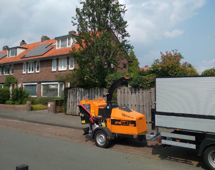 Bart Rijmbeek Boomverzorging uit Hazerswoude werkt met de Först ST8D55 Bart Rijmbeek Boomverzorging uit Hazerswoude werkt met de Först ST8D55