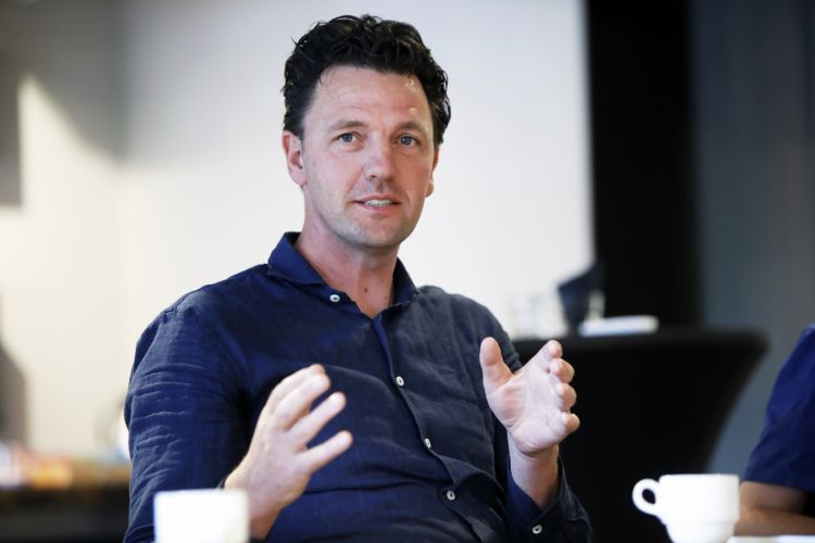 Thijs Magielse: 'De ervaring leert dat veel mensen het werk het liefst in zijn geheel bij één partij neerleggen.' Thijs Magielse: 'De ervaring leert dat veel mensen het werk het liefst in zijn geheel bij één partij neerleggen.'