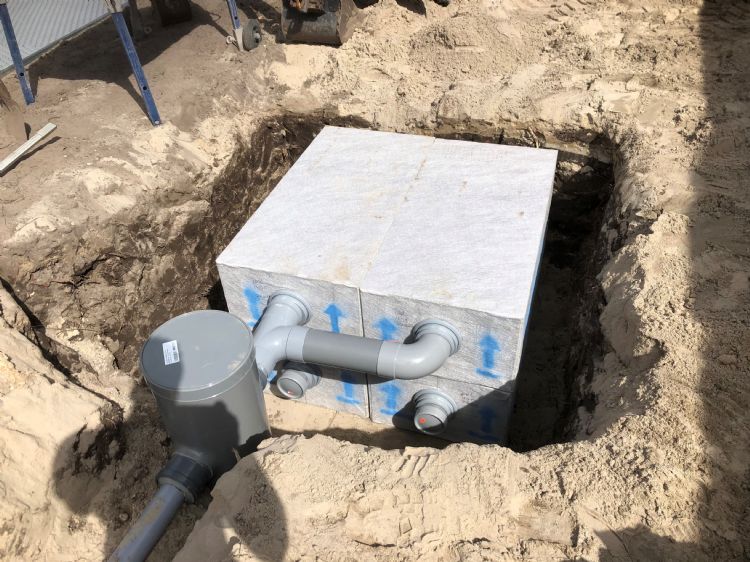 De kratten op deze foto zijn aan twee kanten voorzien van een pvc-buis, zodat het water kan doorstromen wanneer een krat vol is. De kratten op deze foto zijn aan twee kanten voorzien van een pvc-buis, zodat het water kan doorstromen wanneer een krat vol is.