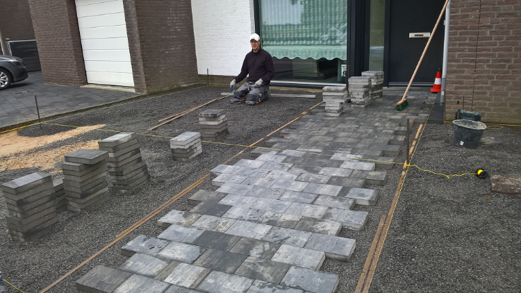 Jeroen Dijkstra koos een droge dag voor het buitenwerk Jeroen Dijkstra koos een droge dag voor het buitenwerk