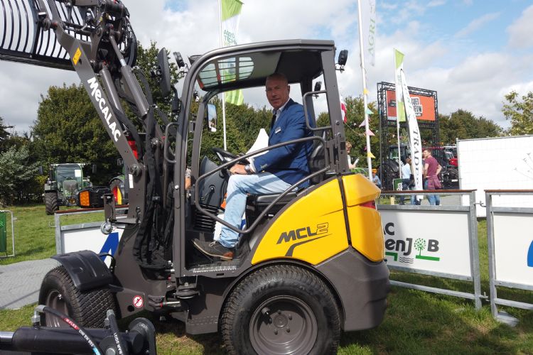 Peter Reeuwijk op de MCL2 compact loader Peter Reeuwijk op de MCL2 compact loader