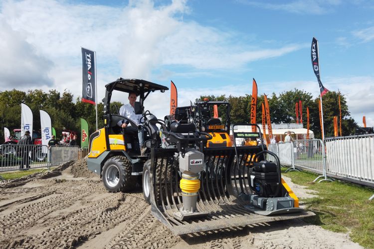 De G2700E shovel met speciale tegelriek. Daarop de elektrische trilstamper en trilplaat De G2700E shovel met speciale tegelriek. Daarop de elektrische trilstamper en trilplaat