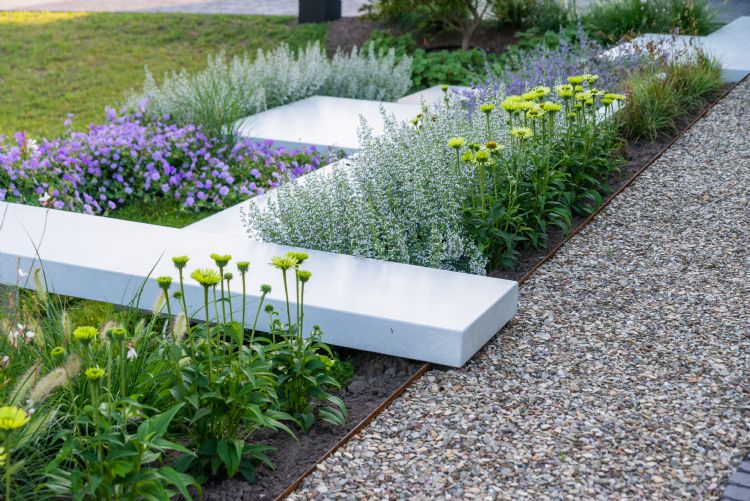 Dezelfde Megasmooth-tegels (velvetcrème) toegepast bij plantbedden Dezelfde Megasmooth-tegels (velvetcrème) toegepast bij plantbedden