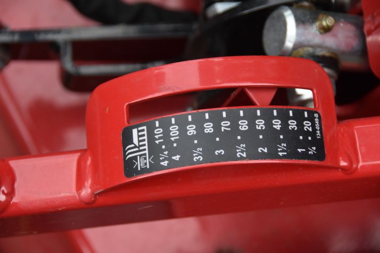 De maaihoogte is duidelijk en eenvoudig af te lezen De maaihoogte is duidelijk en eenvoudig af te lezen