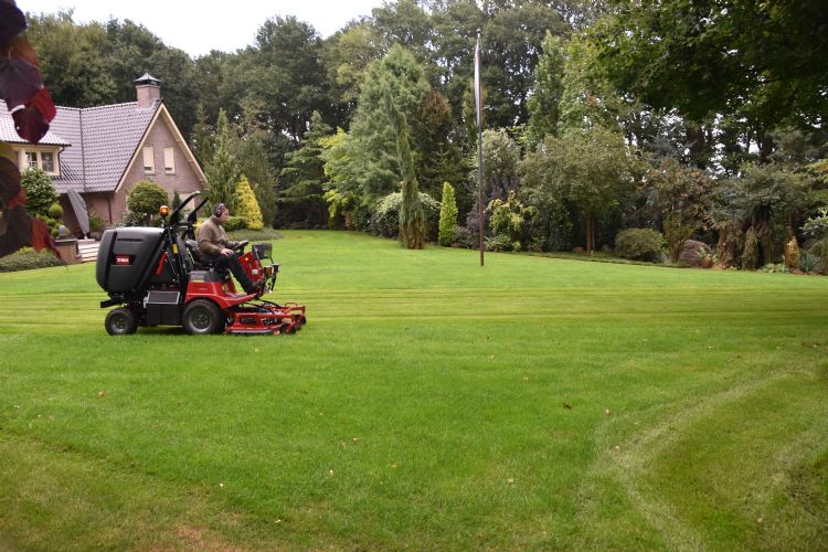 Doorgaans grote gazons bij fraaie woningen wekelijks maaien Doorgaans grote gazons bij fraaie woningen wekelijks maaien