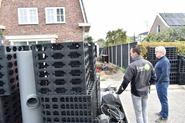 De kratten staan gereed voor plaatsing De kratten staan gereed voor plaatsing