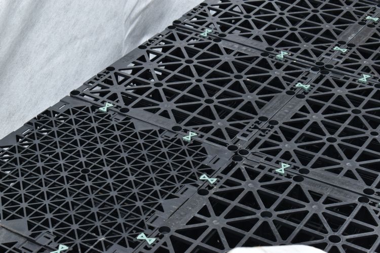 De kratten worden met elkaar verbonden De kratten worden met elkaar verbonden