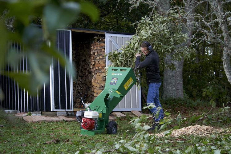 Bossen snoeihout veranderen in een klein hoopje mulch Bossen snoeihout veranderen in een klein hoopje mulch
