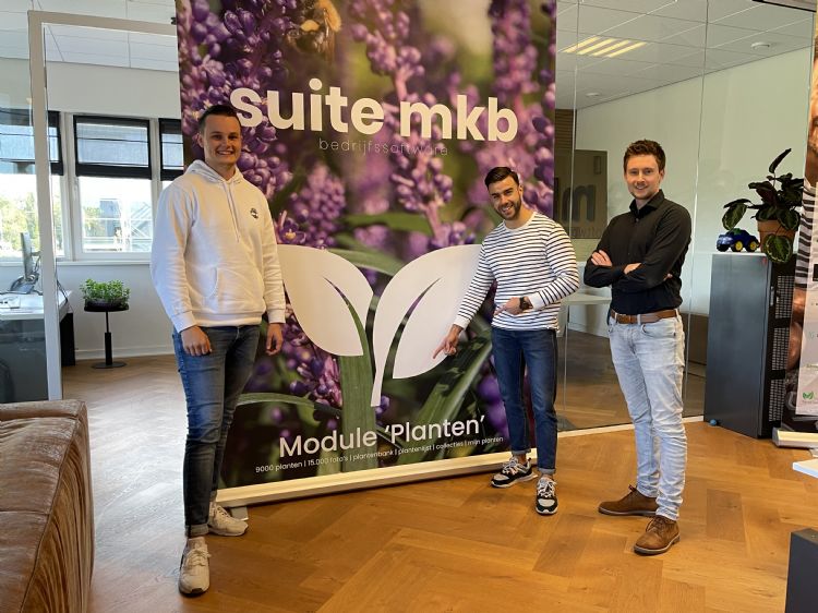 De consultants Jesse Roozeboom, Maarten van Eeden en Anton Verlek (v.l.n.r.) bij de presentatie van de nieuwe Suite MKB-module 'Planten' De consultants Jesse Roozeboom, Maarten van Eeden en Anton Verlek (v.l.n.r.) bij de presentatie van de nieuwe Suite MKB-module 'Planten'