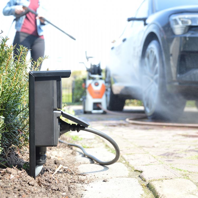 Pro-variant, beschikbaar in verschillende modellen. Overal in de tuin een stopcontact! Pro-variant, beschikbaar in verschillende modellen. Overal in de tuin een stopcontact!