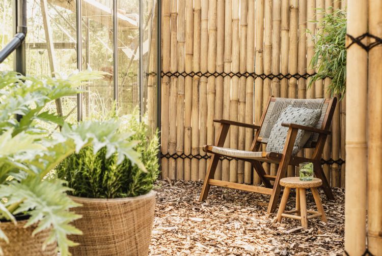 Bamboe schutting van gehalveerde ronde bamboe scheuten in naturel tint Bamboe schutting van gehalveerde ronde bamboe scheuten in naturel tint