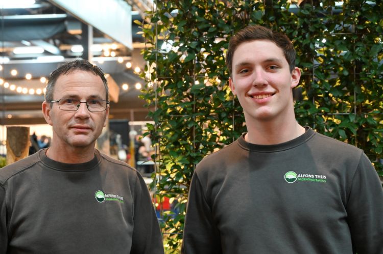 Alfons Thus en medewerker Willem als ambassadeurs van de sporkschoffel Alfons Thus en medewerker Willem als ambassadeurs van de sporkschoffel