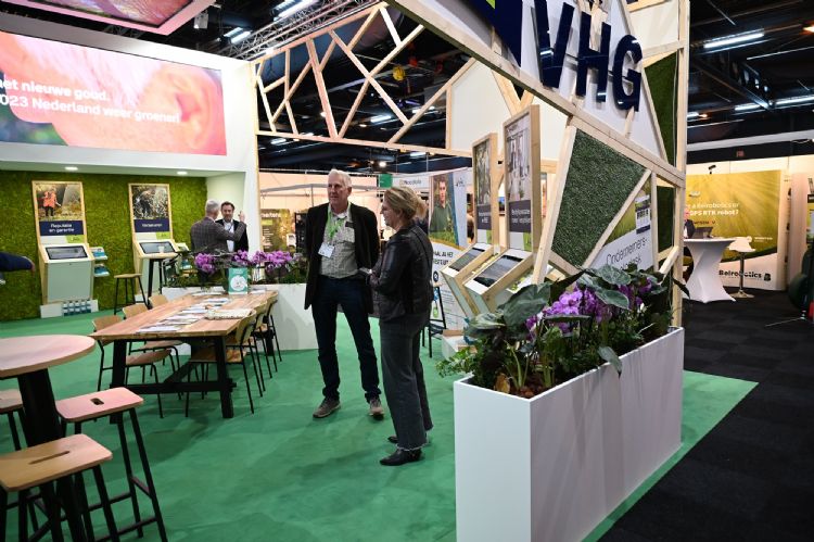 Jan Pouwelse in gesprek met Eline Visser in de stand van de VHG Jan Pouwelse in gesprek met Eline Visser in de stand van de VHG