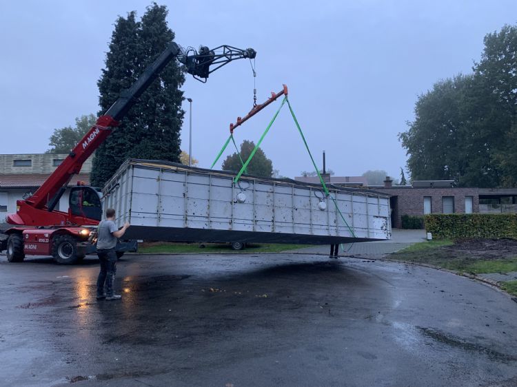 Het zwembad kan desnoods over het huis in de tuin worden gehesen. Het zwembad kan desnoods over het huis in de tuin worden gehesen.