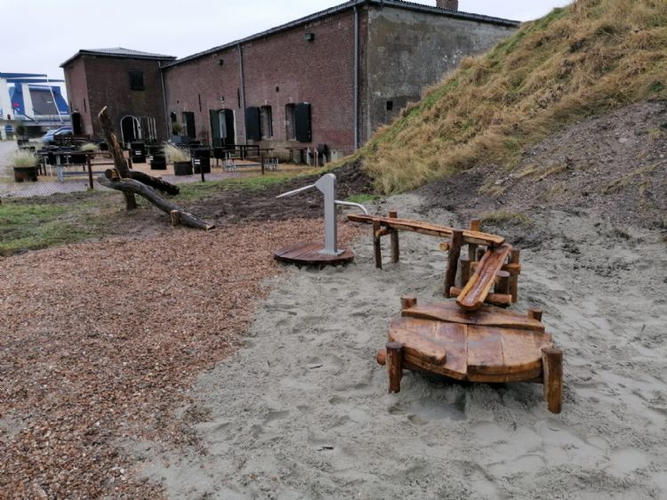 Het Urban Rainshell systeem bergt en zuivert regenwater met natuurlijke, circulaire en hernieuwbare materialen Het Urban Rainshell systeem bergt en zuivert regenwater met natuurlijke, circulaire en hernieuwbare materialen