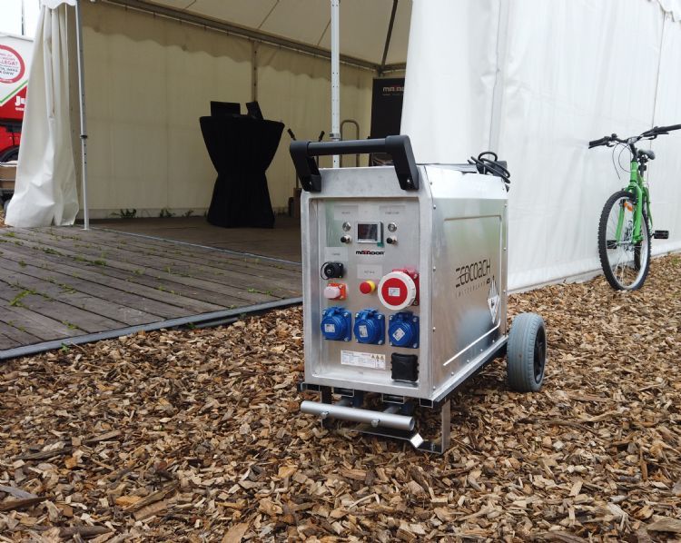 Hoe wij het product spotte op GTH, nét binnen met een andere look en naam. 'Hij is geschikt voor zowel handapparaten als voor de grotere machines. Je zou hier bijvoorbeeld een hoogwerker mee kunnen opladen,' aldus accontmanager Max Kool op de beurs. Hoe wij het product spotte op GTH, nét binnen met een andere look en naam. 'Hij is geschikt voor zowel handapparaten als voor de grotere machines. Je zou hier bijvoorbeeld een hoogwerker mee kunnen opladen,' aldus accontmanager Max Kool op de beurs.