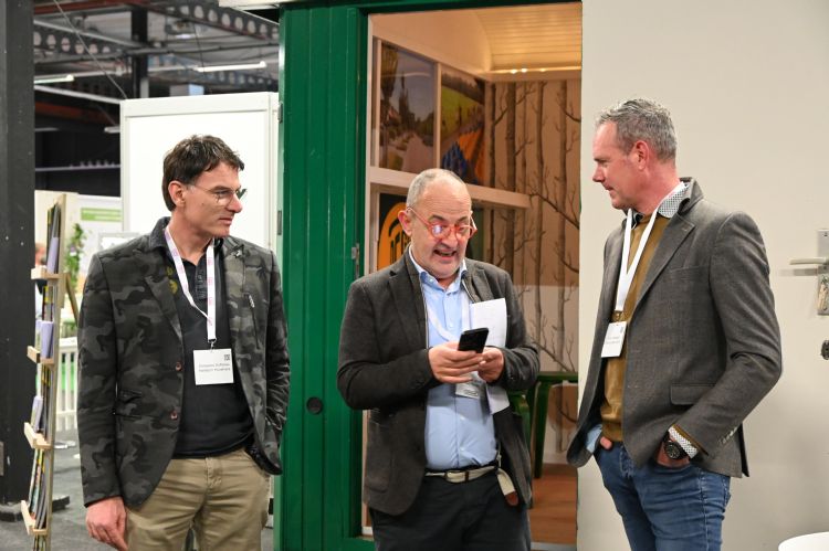 Dionysios Sofronas van Aardoom Hoveniers (l), hoofdredacteur Hein van Iersel en Joost Verhagen van Cobra Groeninzicht (r) Dionysios Sofronas van Aardoom Hoveniers (l), hoofdredacteur Hein van Iersel en Joost Verhagen van Cobra Groeninzicht (r)