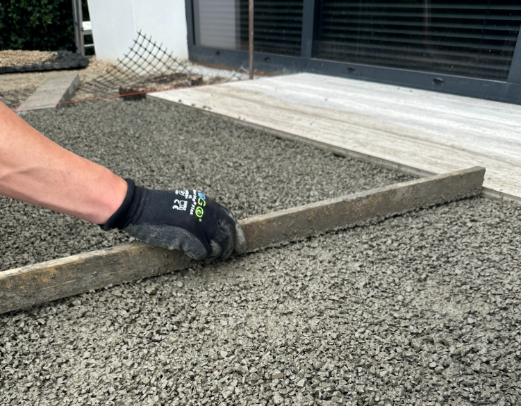 Met een goede opbouw is een tegel van één centimeter sterk genoeg voor een oprit Met een goede opbouw is een tegel van één centimeter sterk genoeg voor een oprit